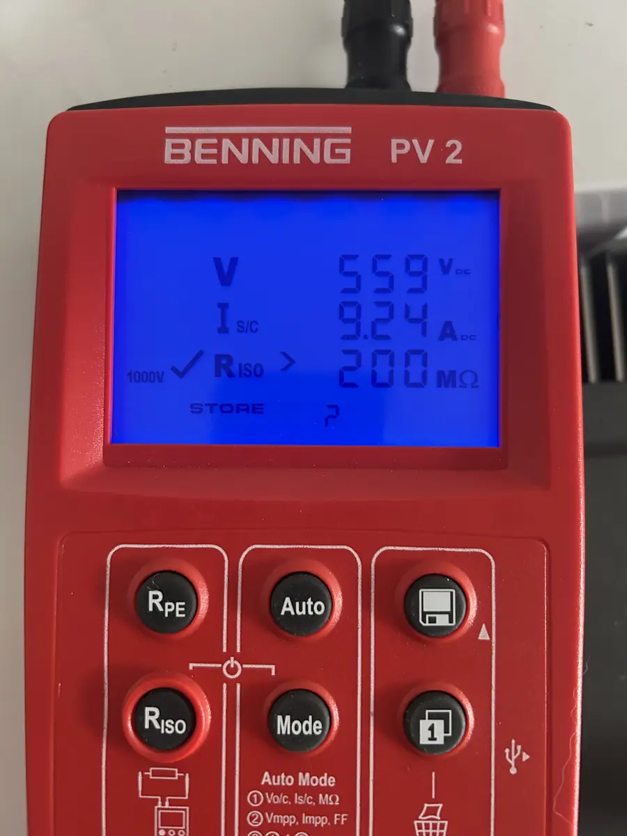 Messgerät Benning PV 2 mit Leerlaufspannung, Kurzschlussstrom und Isolationswiderstand eines Modulstrangs