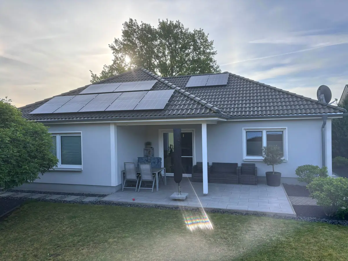 Bungalow in Moritzburg mit Photovoltaik-Modulen auf dem Dach, Gartenseite