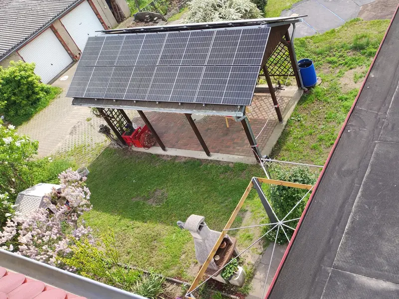 Photovoltaik-Module auf dem Dach einer Pergola im Garten, von oben gesehen