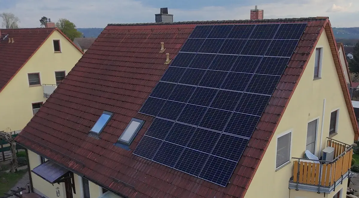 Doppelhaushälfte in Radebeul mit Photovoltaik-Anlage auf dem Ziegeldach